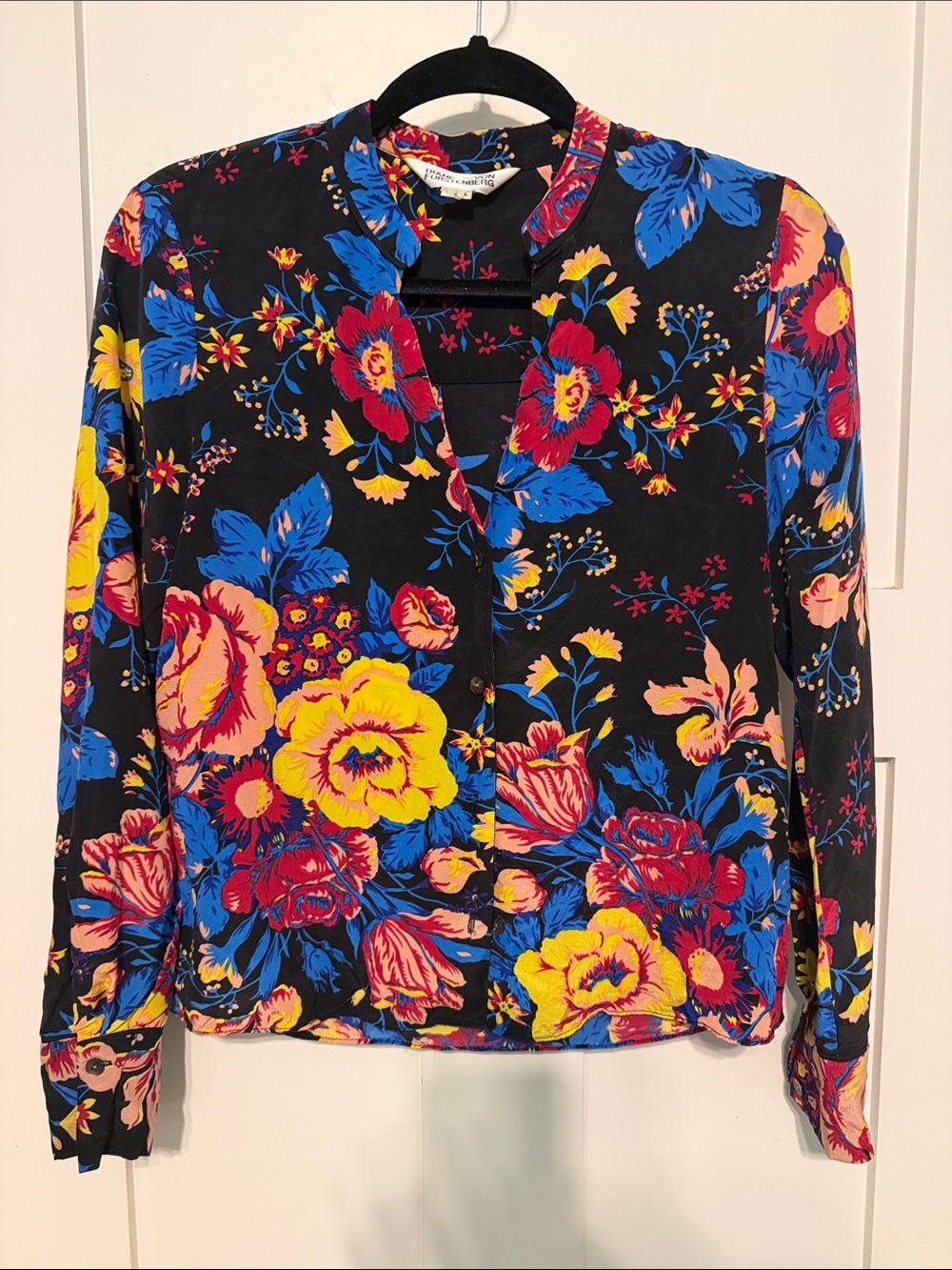 Diane Von Furstenberg 100% Silk Black Floral Button-Down Shirt Size 2